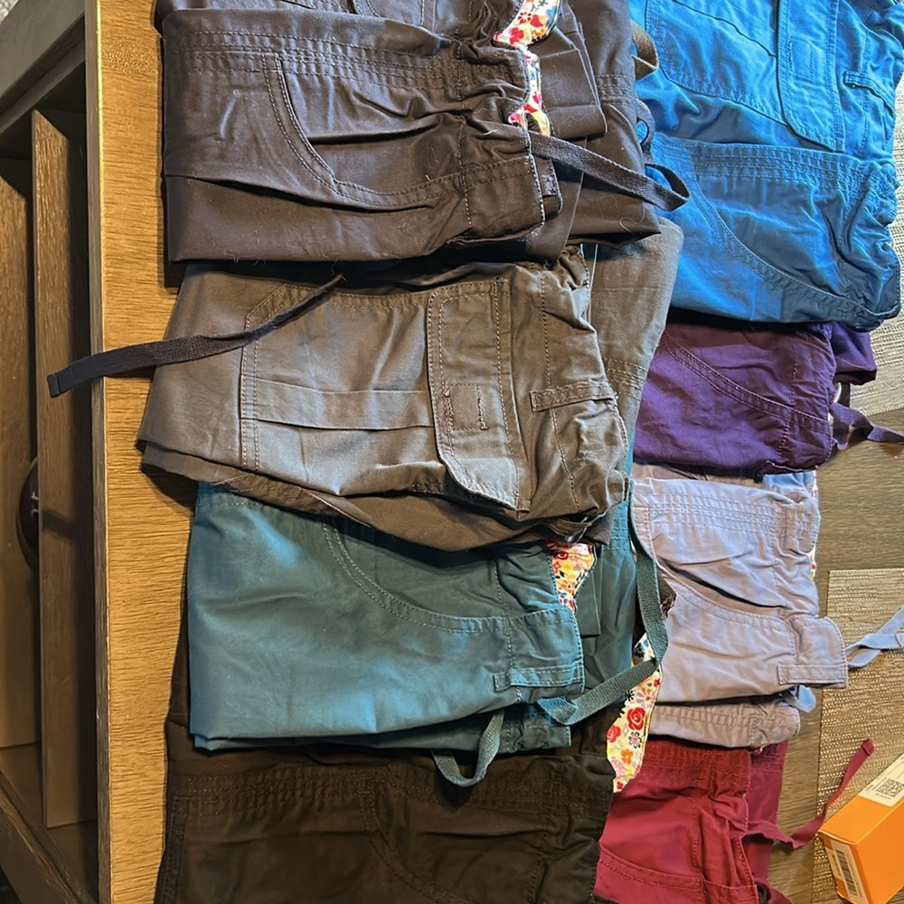 Woman’s dark gray Cargo Scrub Pants with 8 pockets - Picture 3 of 5